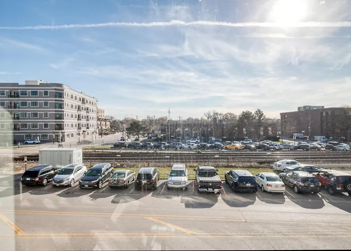 1br W Lounge Pool Gym Nr Metra Chi-864 *